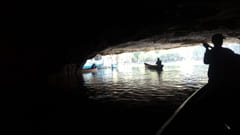 ボートで岩の間を抜けて帰ります。Sadan Cave サダン洞窟、ミャンマー、パアン